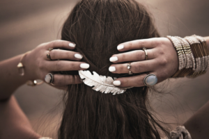 【ウィッグの縮れの原因は？静電気対策とピーリングを直す方法】